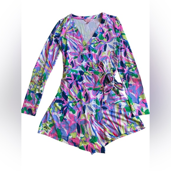 Lilly Pulitzer Tiki Wrap Romper – “Havin’ a Blast” Print
Size: XS - Picture 1 of 7